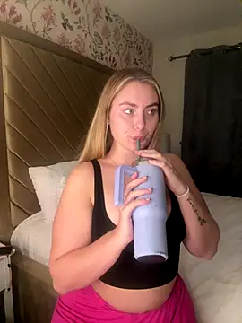 Snapshot of lucyRose_xoxox chatting on 09-28-25, 06:13 lucyRose xoxox online show from 09-28-25, 06:13