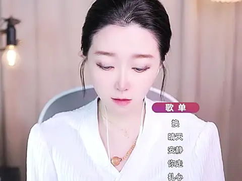 Snapshot of Zoe-99 chatting on 10-16-25, 10:05 Zoe-99 online show from 10-16-25, 10:05