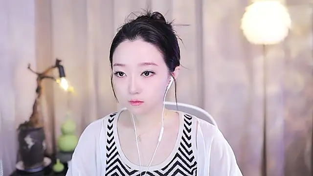 Snapshot of Zoe-99 chatting on 11-05-25, 12:05 Zoe-99 online show from 11-05-25, 12:05