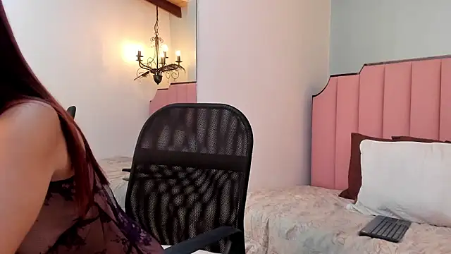 Snapshot of KarenSims chatting on 12-17-25, 10:10 KarenSims online show from 12-17-25, 10:10