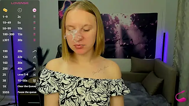 Snapshot of BeautyBlondy chatting on 10-23-25, 12:37 BeautyBlondy online show from 10-23-25, 12:37