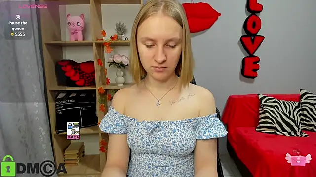 Snapshot of BeautyBlondy chatting on 11-16-25, 12:55 BeautyBlondy online show from 11-16-25, 12:55