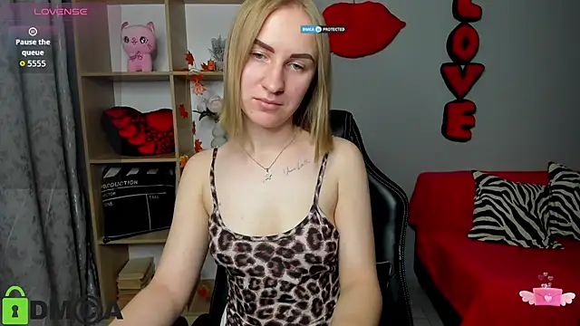 Snapshot of BeautyBlondy chatting on 11-18-25, 03:16 BeautyBlondy online show from 11-18-25, 03:16