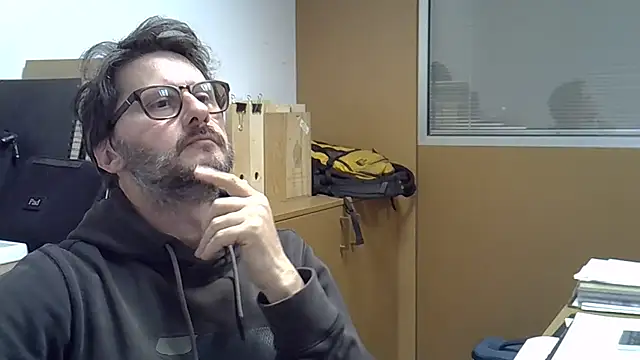 Snapshot of Cellino4 chatting on 03-03-25, 05:07 Cellino4 online show from 03-03-25, 05:07