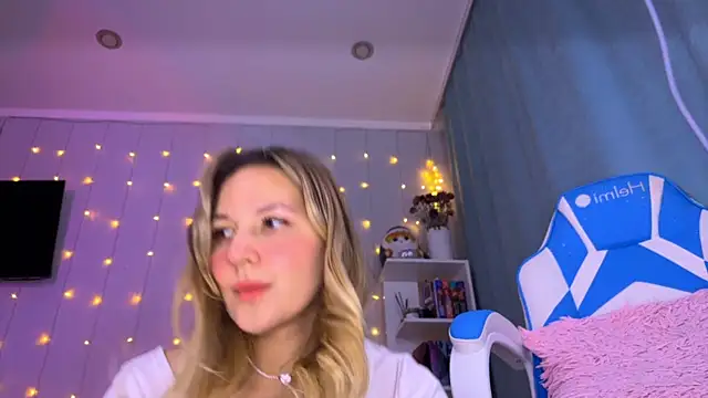 Snapshot of Mercedes_Robinson chatting on 09-19-25, 04:29 Mercedes Robinson online show from 09-19-25, 04:29