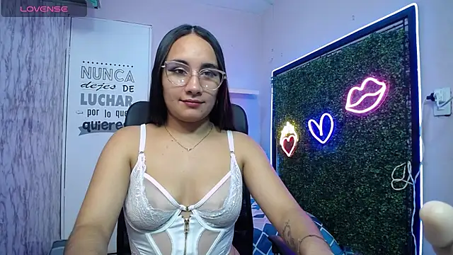 Snapshot of Maylin_horny19 chatting on 05-15-26, 03:13 Maylin horny19 online show from 05-15-26, 03:13