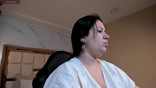 Snapshot of zoes_milee chatting on 04-30-26, 11:27 zoes milee online show from 04-30-26, 11:27