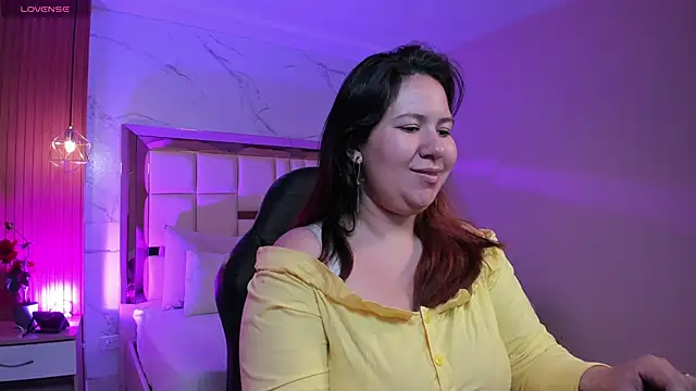 Snapshot of zoes_milee chatting on 05-19-26, 11:38 zoes milee online show from 05-19-26, 11:38