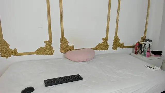 Snapshot of Cristal_Bons chatting on 03-12-25, 08:41 Cristal Bons online show from 03-12-25, 08:41