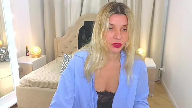 Snapshot of M_I_A_M_I_A chatting on 09-19-25, 11:44 M I A M I A online show from 09-19-25, 11:44