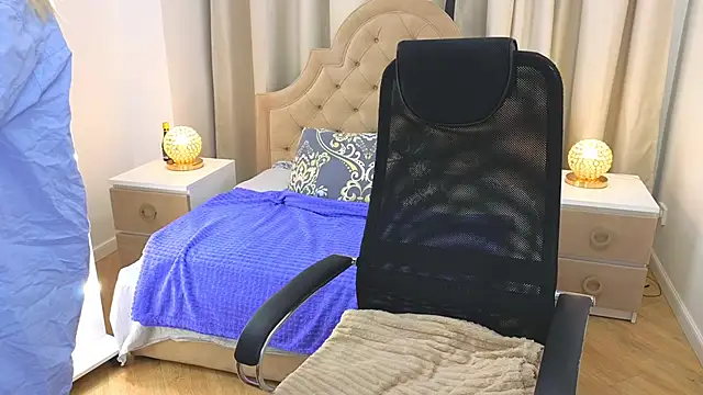 Snapshot of M_I_A_M_I_A chatting on 12-15-25, 10:30 M I A M I A online show from 12-15-25, 10:30