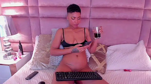 LuciaWallace online show from 02-04-25, 10:24