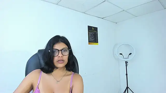 Snapshot of Salmaportman69 chatting on 10-17-25, 03:31 Salmaportman69 online show from 10-17-25, 03:31
