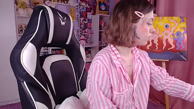 Snapshot of Catharsisi chatting on 01-19-25, 05:18 Catharsisi online show from 01-19-25, 05:18