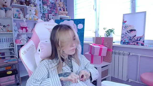 Snapshot of Catharsisi chatting on 10-13-25, 01:33 Catharsisi online show from 10-13-25, 01:33