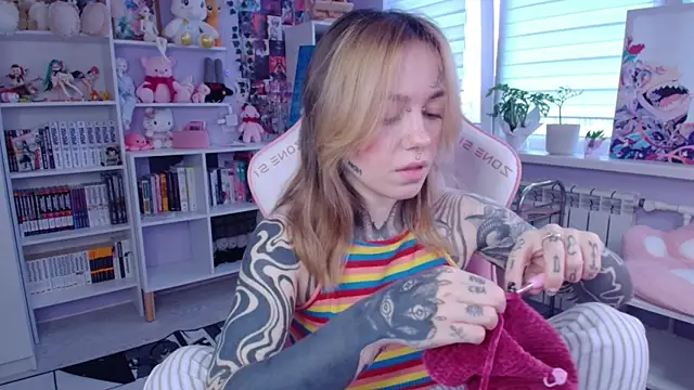 Snapshot of Catharsisi chatting on 10-17-25, 02:19 Catharsisi online show from 10-17-25, 02:19