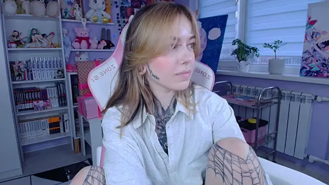 Snapshot of Catharsisi chatting on 10-26-25, 01:39 Catharsisi online show from 10-26-25, 01:39