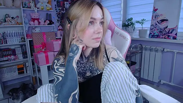 Snapshot of Catharsisi chatting on 10-29-25, 01:46 Catharsisi online show from 10-29-25, 01:46