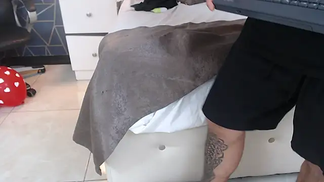 Snapshot of BrandonColee chatting on 02-21-25, 03:32 BrandonColee online show from 02-21-25, 03:32