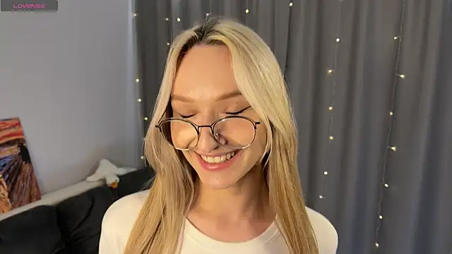 Snapshot of dontouchmyass chatting on 01-18-26, 05:17 dontouchmyass online show from 01-18-26, 05:17