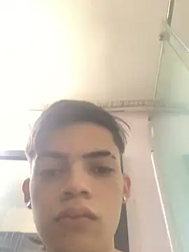 Snapshot of Latinos_2001 chatting on 01-17-26, 02:33 Latinos 2001 online show from 01-17-26, 02:33