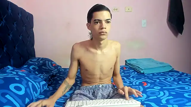 Snapshot of Latinos_2001 chatting on 02-09-26, 02:54 Latinos 2001 online show from 02-09-26, 02:54