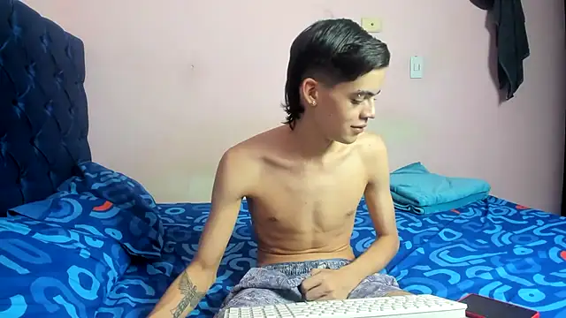 Snapshot of Latinos_2001 chatting on 02-27-26, 04:51 Latinos 2001 online show from 02-27-26, 04:51