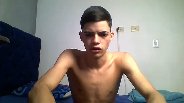 Snapshot of Latinos_2001 chatting on 06-25-26, 12:31 Latinos 2001 online show from 06-25-26, 12:31