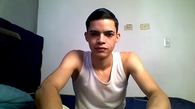 Snapshot of Latinos_2001 chatting on 07-04-26, 02:45 Latinos 2001 online show from 07-04-26, 02:45