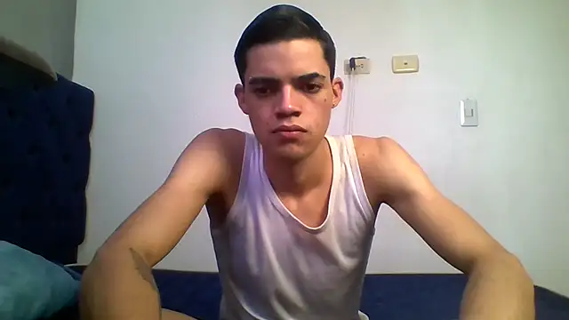 Snapshot of Latinos_2001 chatting on 07-06-26, 02:14 Latinos 2001 online show from 07-06-26, 02:14