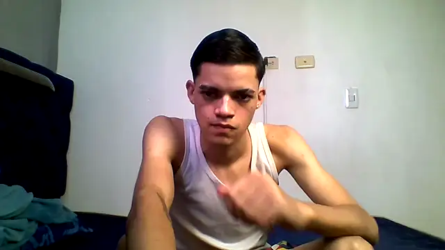 Snapshot of Latinos_2001 chatting on 07-24-26, 01:31 Latinos 2001 online show from 07-24-26, 01:31