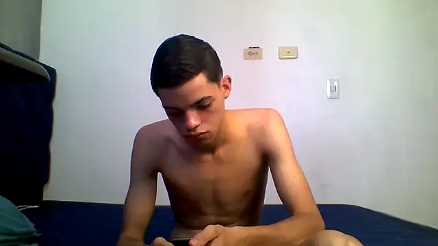Snapshot of Latinos_2001 chatting on 07-28-26, 02:13 Latinos 2001 online show from 07-28-26, 02:13