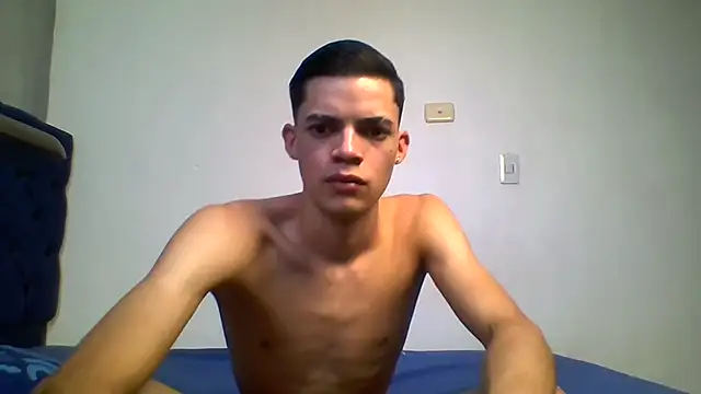 Snapshot of Latinos_2001 chatting on 08-01-26, 10:19 Latinos 2001 online show from 08-01-26, 10:19