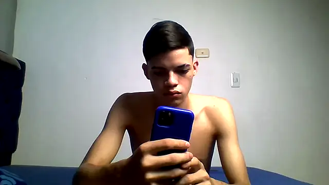 Snapshot of Latinos_2001 chatting on 08-02-26, 12:47 Latinos 2001 online show from 08-02-26, 12:47