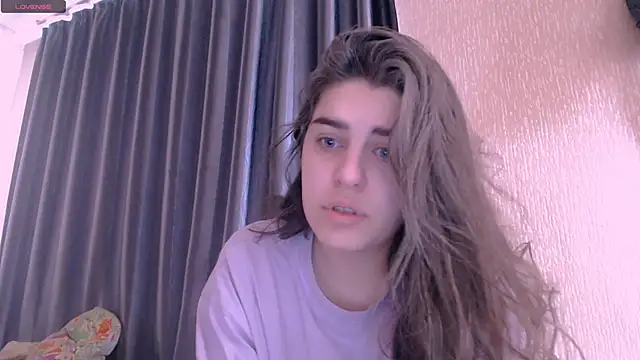 Snapshot of _Roselina_ chatting on 02-26-25, 06:58 Roselina online show from 02-26-25, 06:58