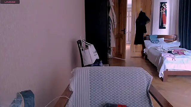 Snapshot of _Roselina_ chatting on 03-19-25, 06:14 Roselina online show from 03-19-25, 06:14