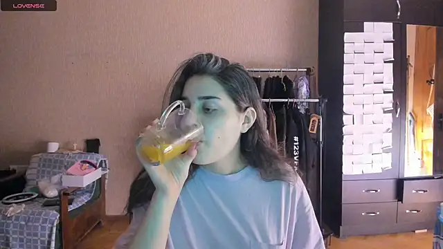 Snapshot of _Roselina_ chatting on 07-03-26, 05:52 Roselina online show from 07-03-26, 05:52