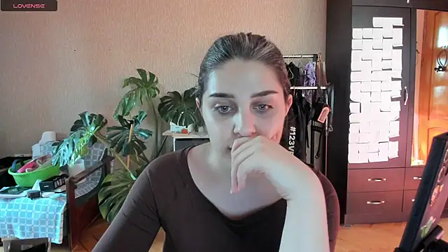 Snapshot of _Roselina_ chatting on 07-23-26, 03:32 Roselina online show from 07-23-26, 03:32