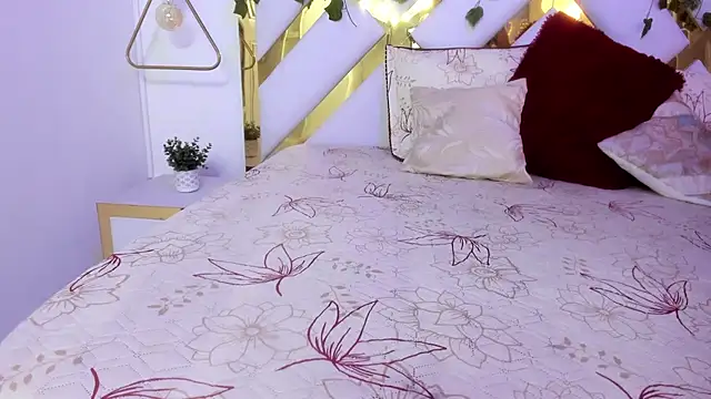 Snapshot of Christal_Golden chatting on 01-25-25, 06:57 Christal Golden online show from 01-25-25, 06:57