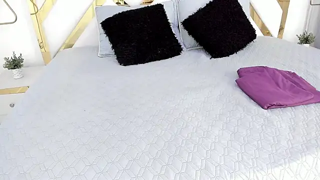 Snapshot of Christal_Golden chatting on 02-23-25, 01:24 Christal Golden online show from 02-23-25, 01:24