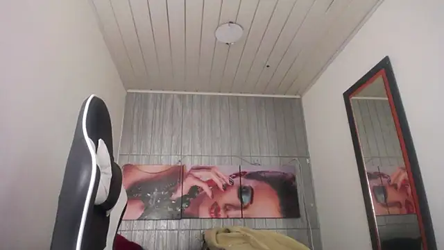 Snapshot of Miss_sparkle00 chatting on 11-08-25, 04:12 Miss sparkle00 online show from 11-08-25, 04:12