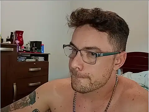 Snapshot of Dyllan__ chatting on 04-21-26, 02:23 Dyllan online show from 04-21-26, 02:23