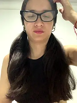 Bella still online show from 11-11-25, 12:38