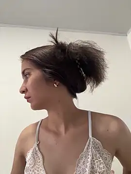 Snapshot of Bella_still chatting on 02-17-26, 01:18 Bella still online show from 02-17-26, 01:18