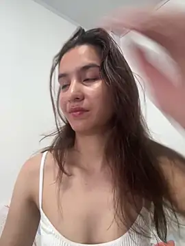 Snapshot of Bella_still chatting on 02-27-26, 01:44 Bella still online show from 02-27-26, 01:44