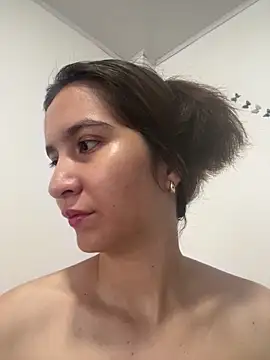 Snapshot of Bella_still chatting on 05-28-26, 01:41 Bella still online show from 05-28-26, 01:41