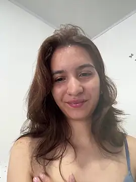 Snapshot of Bella_still chatting on 06-11-26, 02:04 Bella still online show from 06-11-26, 02:04