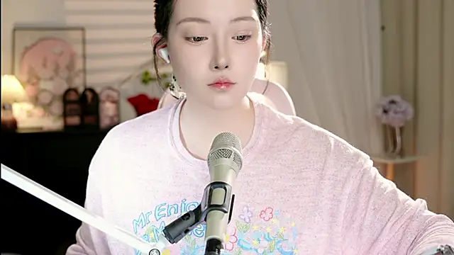 Dou-Dou-er online show from 10-19-25, 01:34