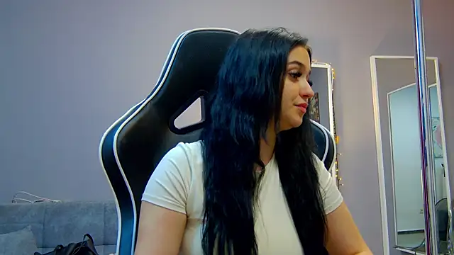 Eva Lovvia  online show from 03-11-25, 06:30