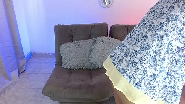 Snapshot of lucie_petite chatting on 01-24-25, 06:46 lucie petite online show from 01-24-25, 06:46